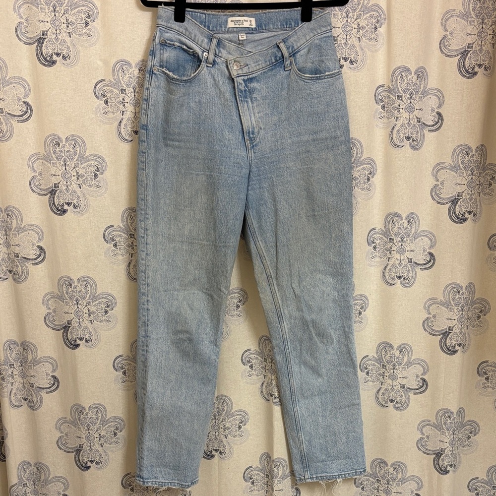 Abercrombie and Fitch High-Rise 90s Straight Leg Women’s Jeans